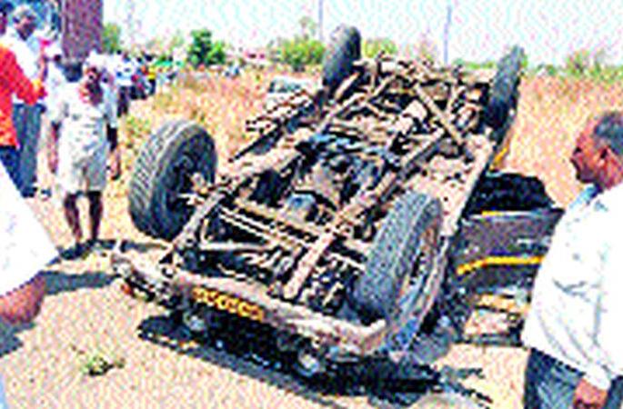 Twelve passengers were injured in the jeep and kalipili collision | जीप व कालीपिलीच्या अपघातात १२ प्रवासी जखमी