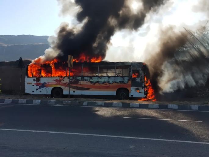Shivshahi bus took pat in Sangamner taluka | संगमनेर तालुक्यात शिवशाही बसने घेतला पेट Shivshahi bus took pat in Sangamner taluka | संगमनेर तालुक्यात शिवशाही बसने घेतला पेट