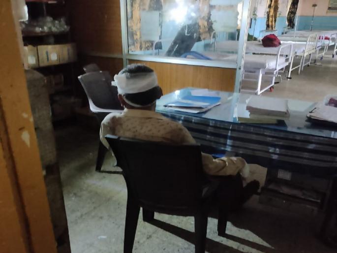 youth created a commotion for two hours in the Umarkhed Upazila Hospital, a case was registered | उमरखेड उपजिल्हा रुग्णालयामध्ये युवकाने दोन तास घातला गोंधळ, गुन्हा दाखल youth created a commotion for two hours in the Umarkhed Upazila Hospital, a case was registered | उमरखेड उपजिल्हा रुग्णालयामध्ये युवकाने दोन तास घातला गोंधळ, गुन्हा दाखल