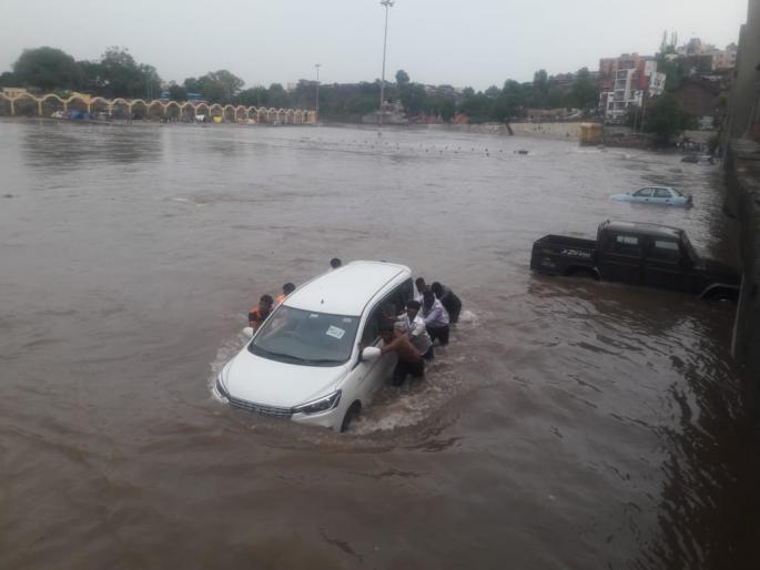 Carrying vehicles rescued | वाहून जाणारी वाहने वाचविली