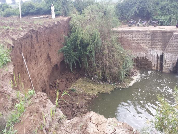Floods carry past farmland : economy loss of farmers | पुरामुळे शेतजमिनी गेल्या वाहून : शेतकऱ्यांचे आर्थिक नुकसान Floods carry past farmland : economy loss of farmers | पुरामुळे शेतजमिनी गेल्या वाहून : शेतकऱ्यांचे आर्थिक नुकसान