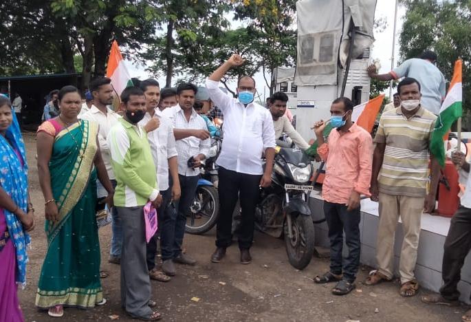 Pethla Congress agitation | पेठला काँग्रेसचे आंदोलन Pethla Congress agitation | पेठला काँग्रेसचे आंदोलन