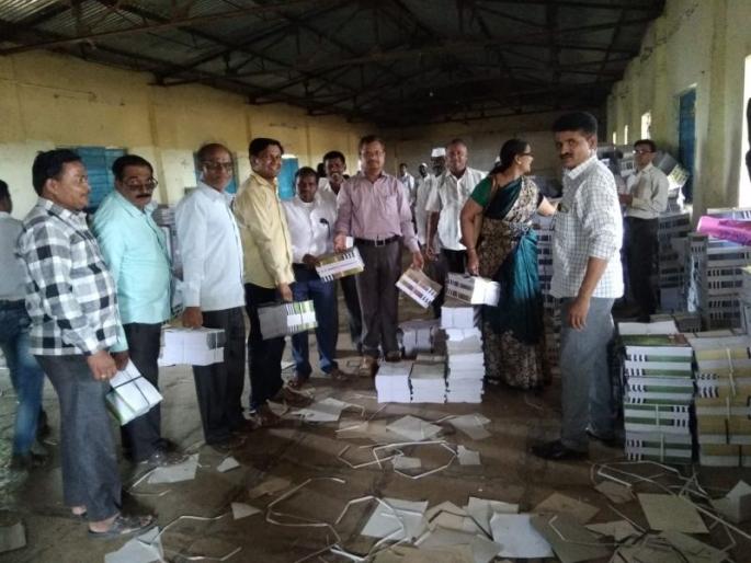 Free textbooks will be given to students on the first day | विद्यार्थ्यांना पहिल्याच दिवशी मिळणार मोफत पाठ्यपुस्तके Free textbooks will be given to students on the first day | विद्यार्थ्यांना पहिल्याच दिवशी मिळणार मोफत पाठ्यपुस्तके