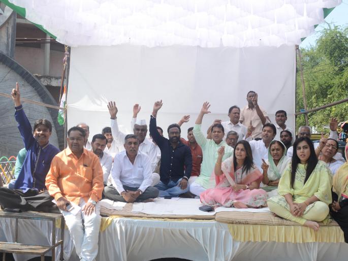 Congressional protest against the ban on bankrolling | नोटबंदीच्या निषेधार्थ कॉँग्रेसचे धरणे Congressional protest against the ban on bankrolling | नोटबंदीच्या निषेधार्थ कॉँग्रेसचे धरणे