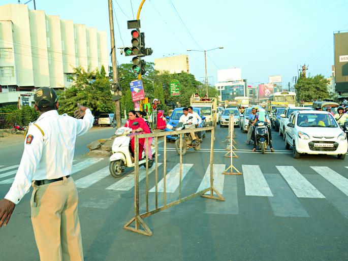 Police tried to discipline unskilled vehicles | बेशिस्त वाहनांना शिस्त लावण्याचा पोलिसांचा प्रयत्न  Police tried to discipline unskilled vehicles | बेशिस्त वाहनांना शिस्त लावण्याचा पोलिसांचा प्रयत्न
