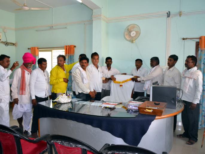 Parbhani: Decked to the chair for canal water | परभणी : कालव्याच्या पाण्यासाठी खुर्चीला घातला हार Parbhani: Decked to the chair for canal water | परभणी : कालव्याच्या पाण्यासाठी खुर्चीला घातला हार