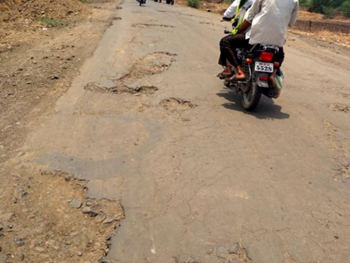 Parbhani: Always on the road side | परभणी : रस्त्याची दैना कायमच Parbhani: Always on the road side | परभणी : रस्त्याची दैना कायमच