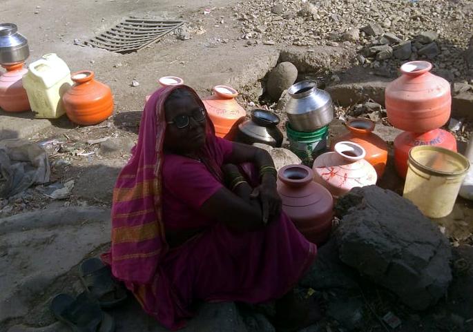 Parbhani: The people of Kapsekar are drinking water | परभणी : कापसीकरांचे पिण्याच्या पाण्यासाठी होताहेत हाल Parbhani: The people of Kapsekar are drinking water | परभणी : कापसीकरांचे पिण्याच्या पाण्यासाठी होताहेत हाल