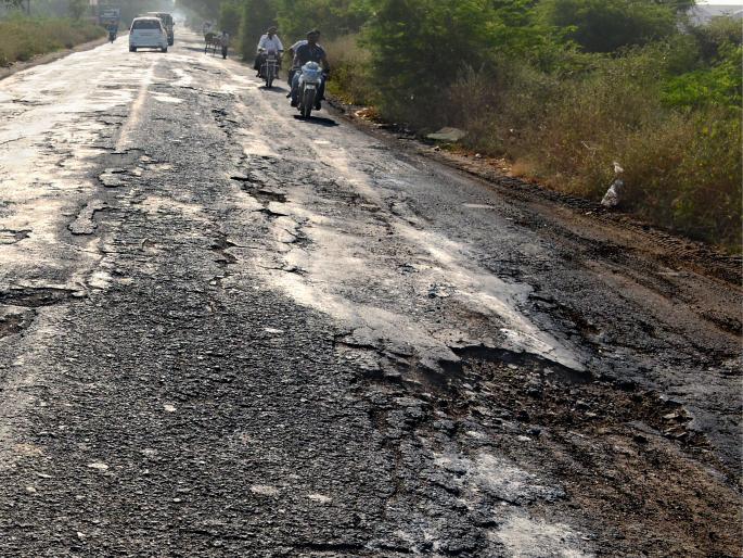 Patch says the parabhani border | खड्डेच सांगतात परभणीची हद्द Patch says the parabhani border | खड्डेच सांगतात परभणीची हद्द