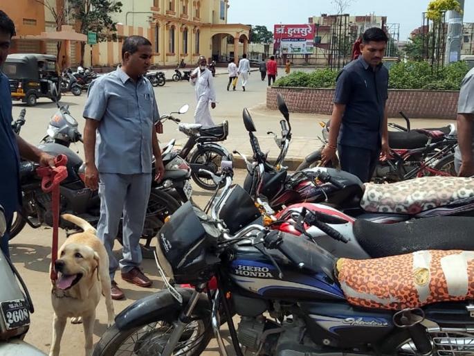 Inspection by squad at crowded places in Parbhani | परभणीत गर्दीच्या ठिकाणी पथकाकडून तपासणी Inspection by squad at crowded places in Parbhani | परभणीत गर्दीच्या ठिकाणी पथकाकडून तपासणी