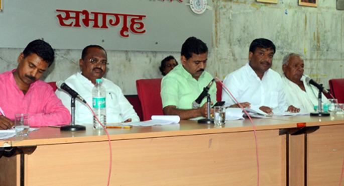 Parbhani: Discussed on bogus seeds or pompum in the review meeting | परभणी : आढावा बैठकीत बोगस बियाणे अन् पीकविम्यावर चर्चा