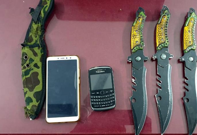 One arrested with Parbhani cut sharp weapons | परभणीत धारदार शस्त्रांसह एकास अटक One arrested with Parbhani cut sharp weapons | परभणीत धारदार शस्त्रांसह एकास अटक