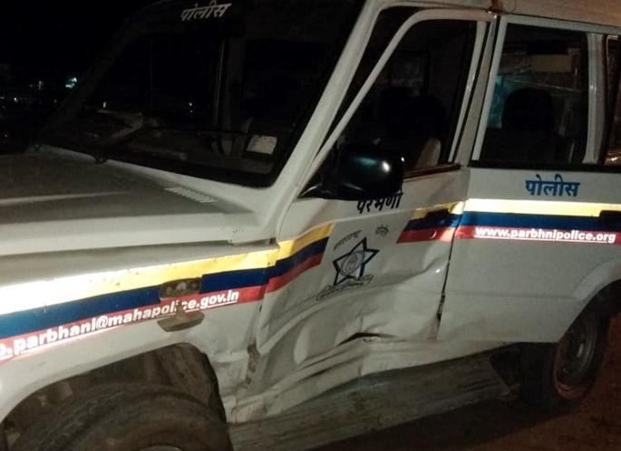 Parbhani: Police jeep injured and two employees injured | परभणी :पोलिसांच्या जीपला अपघात, दोन कर्मचारी झाले जखमी