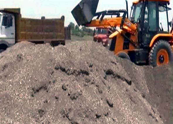 Parbhani: illegal sand saline fell down from the river dry | परभणी: अवैध वाळू उपशाने नदीपात्र पडले कोरडे