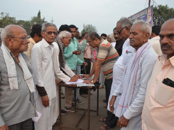 Parbhani: A campaign to sign the protest | परभणी : दरवाढीच्या निषेधार्थ सह्यांची मोहीम Parbhani: A campaign to sign the protest | परभणी : दरवाढीच्या निषेधार्थ सह्यांची मोहीम