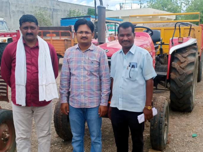 Parbhani: Uncontrolled sand transport tractor caught | परभणी : विनापरवाना वाळू वाहतूक करणारे ट्रॅक्टर पकडले Parbhani: Uncontrolled sand transport tractor caught | परभणी : विनापरवाना वाळू वाहतूक करणारे ट्रॅक्टर पकडले
