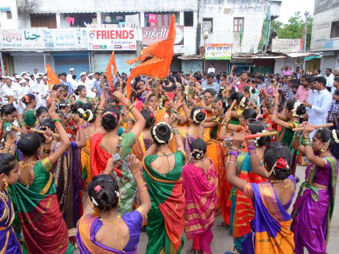 Parbhani: The joy of Ashdhi Ekadashi by Vithu Mauli's carrier Dwivedi | परभणी: विठू माऊलीच्या गजराने आषाढी एकादशीचा आनंद द्विगुणीत Parbhani: The joy of Ashdhi Ekadashi by Vithu Mauli's carrier Dwivedi | परभणी: विठू माऊलीच्या गजराने आषाढी एकादशीचा आनंद द्विगुणीत