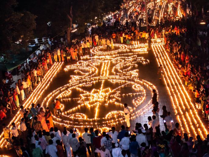 Parbhani: Bright light of 3,000 lamps | परभणी : ५१ हजार दिव्यांनी उजळला परिसर Parbhani: Bright light of 3,000 lamps | परभणी : ५१ हजार दिव्यांनी उजळला परिसर