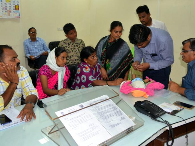 Parbhani: The needle kept in a four-day baby's thigh | परभणी : चार दिवसांच्या बाळाच्या मांडीत ठेवली सुई Parbhani: The needle kept in a four-day baby's thigh | परभणी : चार दिवसांच्या बाळाच्या मांडीत ठेवली सुई