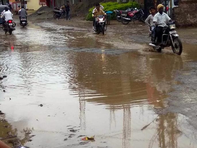 Parbhani: Citizen stricken with water from the pit | परभणी: खड्ड्यातील पाण्याने नागरिक त्रस्त Parbhani: Citizen stricken with water from the pit | परभणी: खड्ड्यातील पाण्याने नागरिक त्रस्त