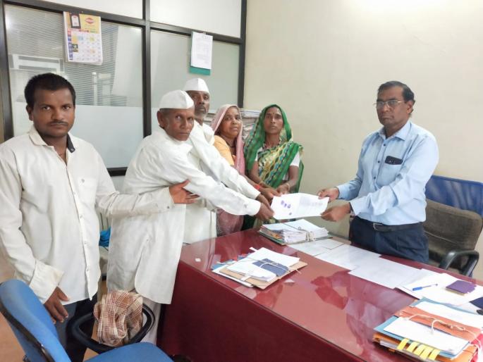 Due to lack of reimbursement the project-affected farmers aggressively | मोबदला न मिळाल्याने प्रकल्पग्रस्त शेतकरी आक्रमक Due to lack of reimbursement the project-affected farmers aggressively | मोबदला न मिळाल्याने प्रकल्पग्रस्त शेतकरी आक्रमक