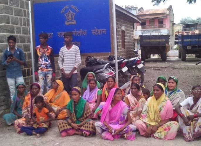 Women police station for drunkenness at Nagalwadi | दारूबंदीसाठी नागलवाडीच्या महिलांचा चोपडा पोलीस स्टेशनवर ठिय्या Women police station for drunkenness at Nagalwadi | दारूबंदीसाठी नागलवाडीच्या महिलांचा चोपडा पोलीस स्टेशनवर ठिय्या