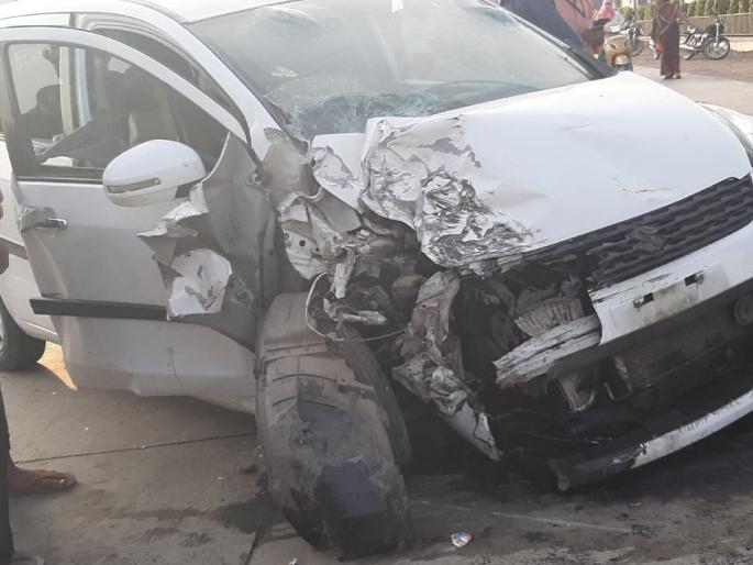 Jeep-car collides with two, injures 5 | जीप-कारची समोरासमोर धडक, १२ जण जखमी  Jeep-car collides with two, injures 5 | जीप-कारची समोरासमोर धडक, १२ जण जखमी