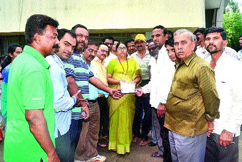 Demand for encroachment under flyovers | उड्डाण पुलाखालील अतिक्रमण काढण्याची मागणी Demand for encroachment under flyovers | उड्डाण पुलाखालील अतिक्रमण काढण्याची मागणी