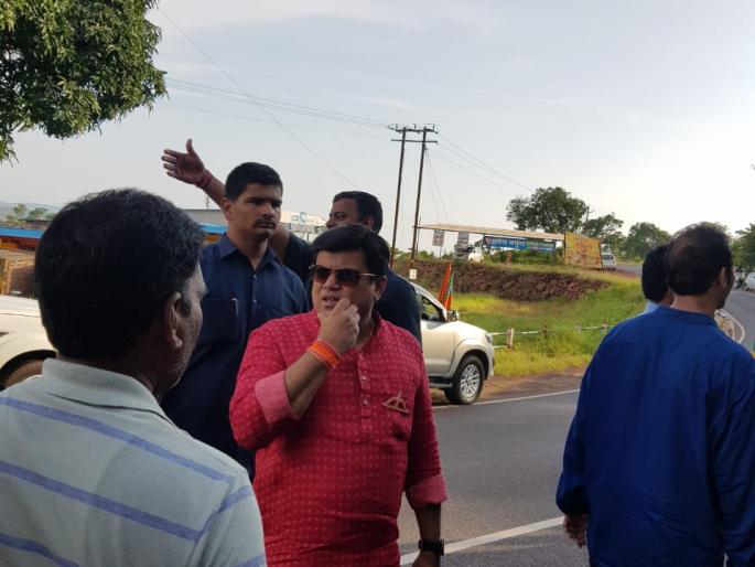 Assistance to a young boy falling off a four-way bus | प्रचारापेक्षा धावत्या बसमधून पडलेल्या तरुणाला मदत