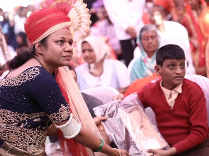 At Amalner, the marriage of Amalnar gave a blow to the disabled | अमळनेर येथील विवाहात दिव्यांगांना आहेर देऊन दु:खावर घातली फुंकर At Amalner, the marriage of Amalnar gave a blow to the disabled | अमळनेर येथील विवाहात दिव्यांगांना आहेर देऊन दु:खावर घातली फुंकर