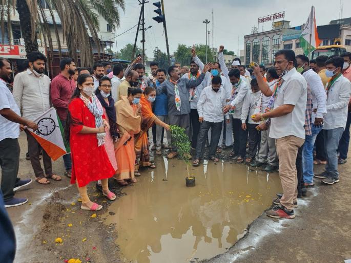 Unique agitation against municipal administration due to poor condition of roads in Chalisgaon | चाळीसगावात रस्त्यांच्या दुरवस्थेमुळे पालिका प्रशासनाविरोधात अनोखे आंदोलन Unique agitation against municipal administration due to poor condition of roads in Chalisgaon | चाळीसगावात रस्त्यांच्या दुरवस्थेमुळे पालिका प्रशासनाविरोधात अनोखे आंदोलन