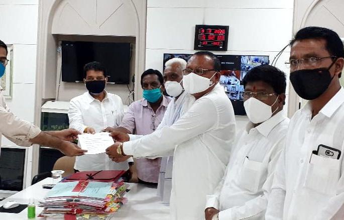 Include CMV losses in banana fruit crop insurance plan | सीएमव्हीच्या नुकसानीचा केळी फळपीक विमा योजनेत समावेश करा Include CMV losses in banana fruit crop insurance plan | सीएमव्हीच्या नुकसानीचा केळी फळपीक विमा योजनेत समावेश करा