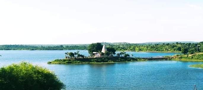 Sai temple in Hartale lake attracts devotees | हरताळे तलावातील साई मंदिराची भाविकांवर भुरळ Sai temple in Hartale lake attracts devotees | हरताळे तलावातील साई मंदिराची भाविकांवर भुरळ