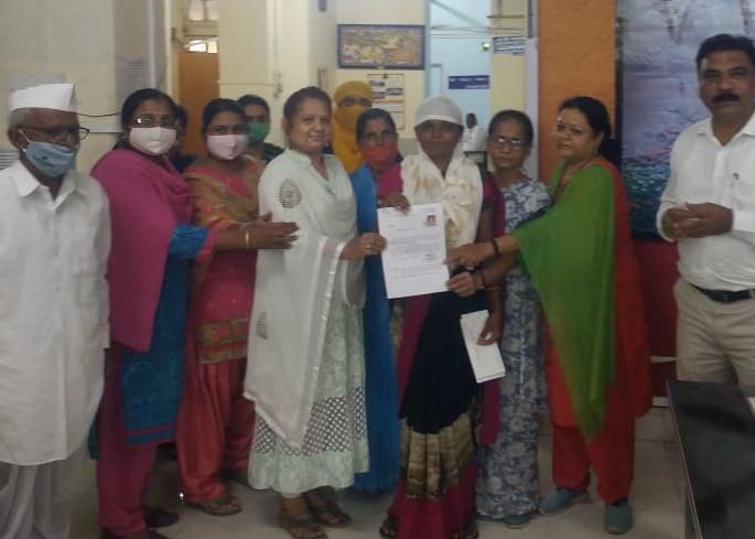 First female porter in Bhusawal division | भुसावळ विभागात प्रथम महिला कुली First female porter in Bhusawal division | भुसावळ विभागात प्रथम महिला कुली