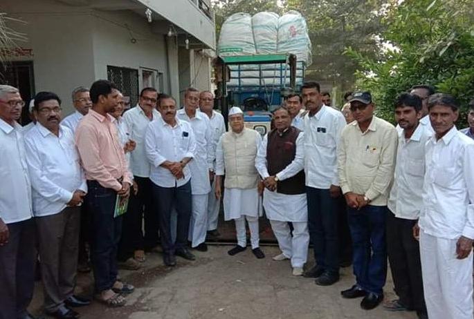 Raver finally launches Cotton Shopping Center | रावेरला अखेर कापूस खरेदी केंद्राचा शुभारंभ Raver finally launches Cotton Shopping Center | रावेरला अखेर कापूस खरेदी केंद्राचा शुभारंभ