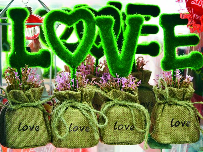 Valentine Day 2018: Gastronomic Shops, From Rs.20 To Rs.250 In Greetings Market | Valentine Day 2018 : रत्नागिरीत दुकाने सजली, २० रूपयांपासून २५० रूपयांपर्यंतची ग्रिटींग्ज बाजारात Valentine Day 2018: Gastronomic Shops, From Rs.20 To Rs.250 In Greetings Market | Valentine Day 2018 : रत्नागिरीत दुकाने सजली, २० रूपयांपासून २५० रूपयांपर्यंतची ग्रिटींग्ज बाजारात