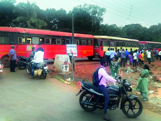 Eight injured in Paliat bus crash, loss of buses | पालीत बस धडकेत आठ जखमी, बसचेही नुकसान Eight injured in Paliat bus crash, loss of buses | पालीत बस धडकेत आठ जखमी, बसचेही नुकसान