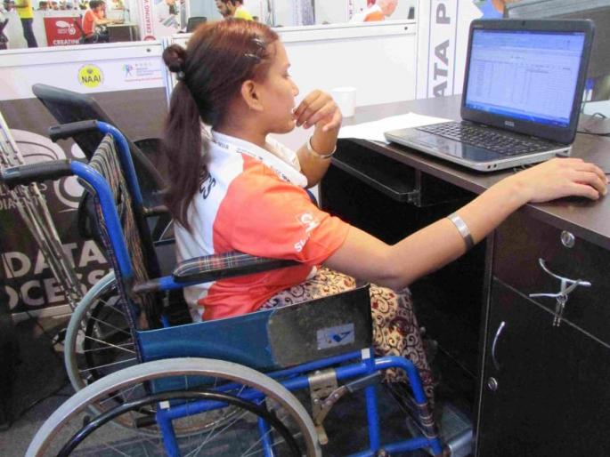 Corona: A helping hand to make the disabled self-reliant | कोरोना : दिव्यांगांना आत्मनिर्भर बनवण्यासाठी मदतीचा हात