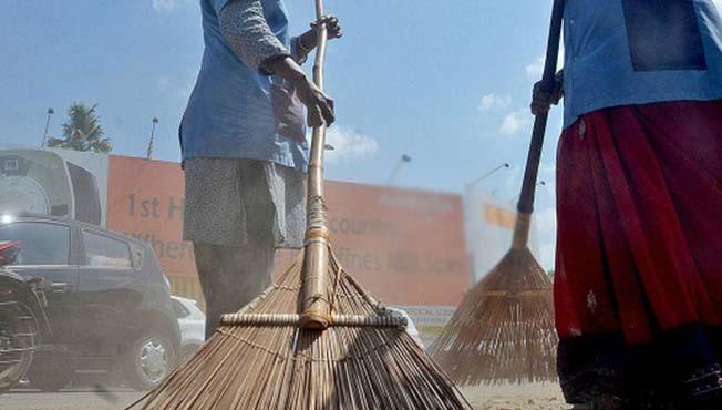 Fifteen thousand rupees for the recruitment of cleaners | सफाई कामगारांच्या भरतीसाठी पंधरा हजार रुपये Fifteen thousand rupees for the recruitment of cleaners | सफाई कामगारांच्या भरतीसाठी पंधरा हजार रुपये