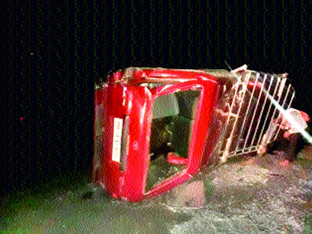 Accidents in the carrier's vehicle | साईभक्तांच्या वाहनाला अपघात Accidents in the carrier's vehicle | साईभक्तांच्या वाहनाला अपघात