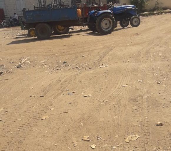 Trawler trawler tractor tahsil escapes from the yard | चोरटी वाळू वाहतूक करणारा ट्रॅक्टर तहसील आवारातून पसार Trawler trawler tractor tahsil escapes from the yard | चोरटी वाळू वाहतूक करणारा ट्रॅक्टर तहसील आवारातून पसार