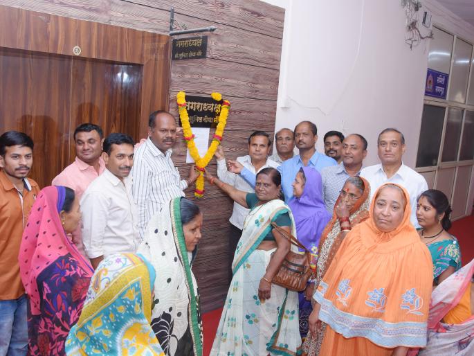 Tara in water | सटाण्यात पाणीप्रश्नी महिलांचा टाहो Tara in water | सटाण्यात पाणीप्रश्नी महिलांचा टाहो