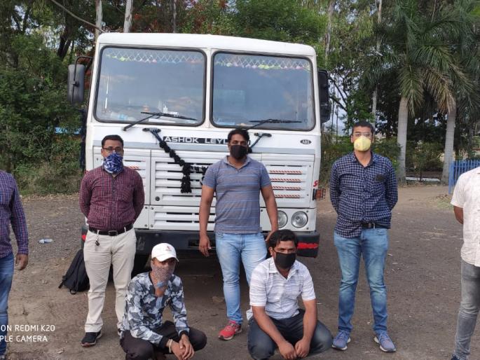 Water was leaking from the dumper..police's suspicion came true! | डंपरमधून पाणी गळत होतं..पोलिसांची शंका खरी ठरली!, तीन ब्रास वाळू जप्त
