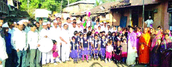  Girls in Unclewadi village in the Valley! Leading in every area: pride of the village is just the pride of the village | वाई खोऱ्यातील अनपटवाडीत मुलींचीच मनसबदारी ! प्रत्येक क्षेत्रात आघाडीवर : स्त्री जन्माचा अवघ्या गावाला अभिमान