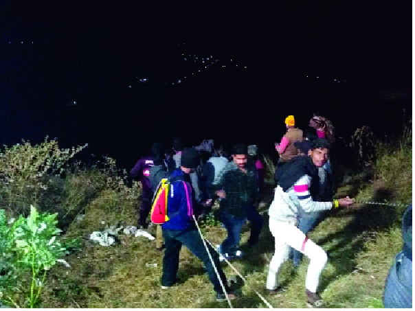 At Panchgani, the car crashed into the valley about four hundred feet | पाचगणी येथे तब्बल चारशे फूट दरीत कार कोसळली At Panchgani, the car crashed into the valley about four hundred feet | पाचगणी येथे तब्बल चारशे फूट दरीत कार कोसळली