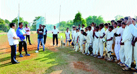 Cricket lessons of 'Virat' instructors gave students | ‘विराट’च्या प्रशिक्षकांनी दिले विद्यार्थ्यांना क्रिकेटचे धडे Cricket lessons of 'Virat' instructors gave students | ‘विराट’च्या प्रशिक्षकांनी दिले विद्यार्थ्यांना क्रिकेटचे धडे