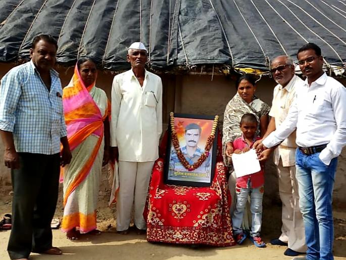 A helping hand to the families of the martyrs of Kopargaon | कोपरगावच्या शहिदांच्या कुटुंबियांना जळगावातून मदतीचा हात A helping hand to the families of the martyrs of Kopargaon | कोपरगावच्या शहिदांच्या कुटुंबियांना जळगावातून मदतीचा हात