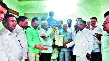 Nagar's Bhausaheb Kachare gets TDF candidacy | नगरच्या भाऊसाहेब कचरे यांना टीडीएफची उमेदवारी Nagar's Bhausaheb Kachare gets TDF candidacy | नगरच्या भाऊसाहेब कचरे यांना टीडीएफची उमेदवारी