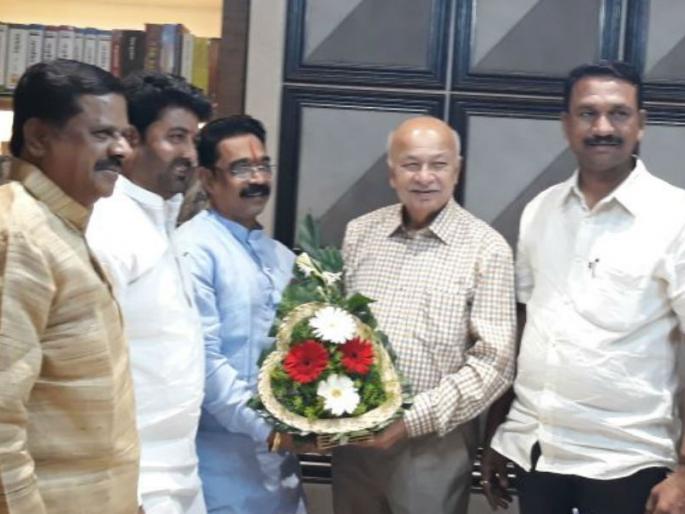 Sushilkumar Shinde should fight for Solapur Loksabha elections, Shivsena's district coordinator Varadhe | सुशीलकुमार शिंदे यांनीच सोलापूर लोकसभेची निवडणुक लढवावी, शिवसेनेचे जिल्हा समन्वयक बरडे यांचे साकडे Sushilkumar Shinde should fight for Solapur Loksabha elections, Shivsena's district coordinator Varadhe | सुशीलकुमार शिंदे यांनीच सोलापूर लोकसभेची निवडणुक लढवावी, शिवसेनेचे जिल्हा समन्वयक बरडे यांचे साकडे