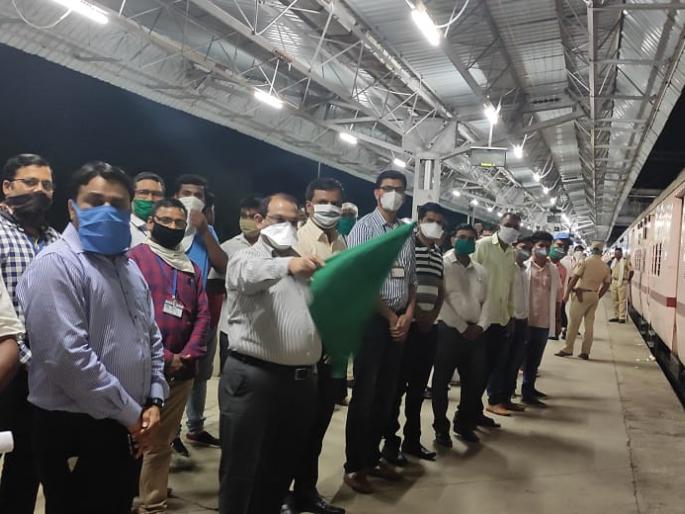 1559 workers from Uttar Pradesh return home from Sainagari, third train leaves | उत्तरप्रदेशातील १५५९ मजुरांची साईनगरीतून घरवापसी, तिसरी रेल्वे रवाना